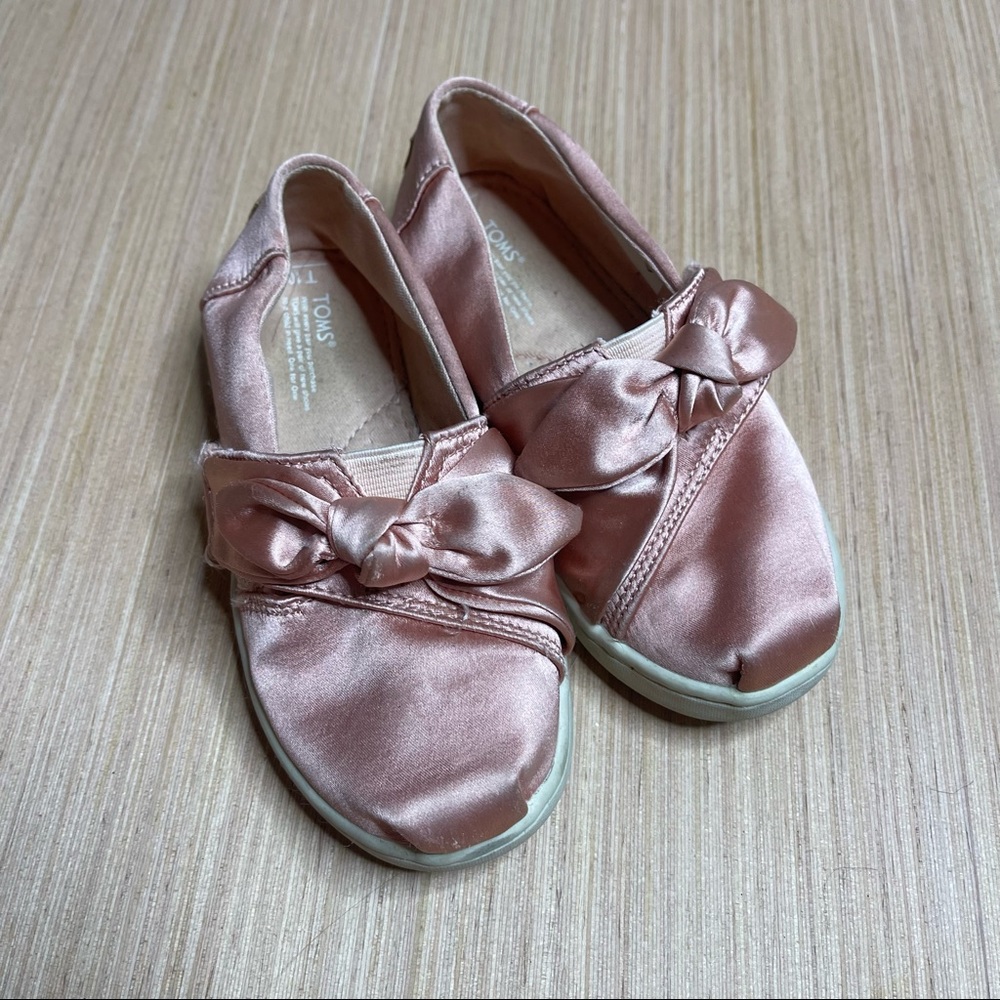 Toddler satin silky rose bow strap toms sz 10